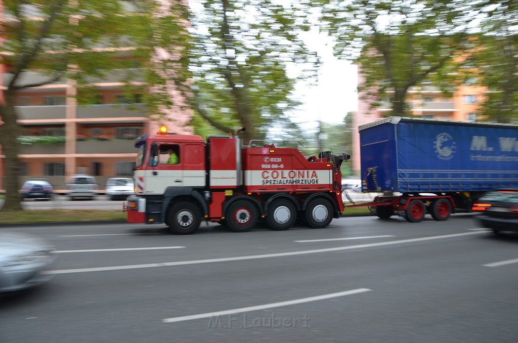 LKW verliert Auflieger Koeln Boltensternstr Pasteurstr P2043.JPG